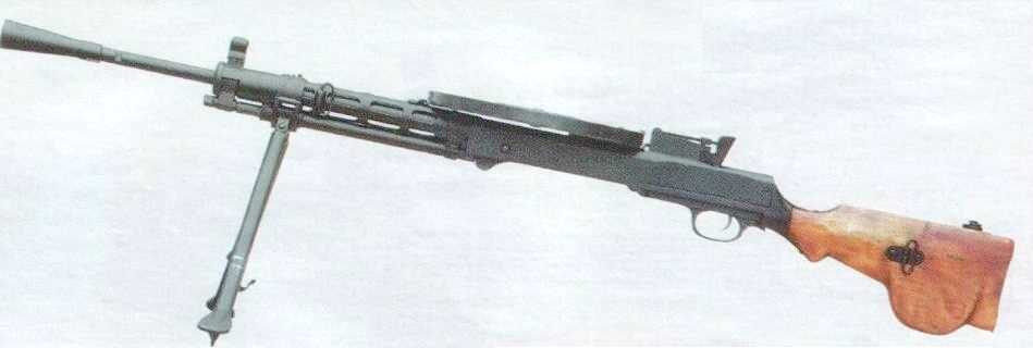 Ручной пулемет Дегтярева ДП поздних годов выпуска. Вид слева