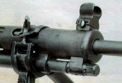Мушка пулемета регулировалась в двух плоскостях. Пулемет комплектовался съемной сошкой и имел газовый регулятор