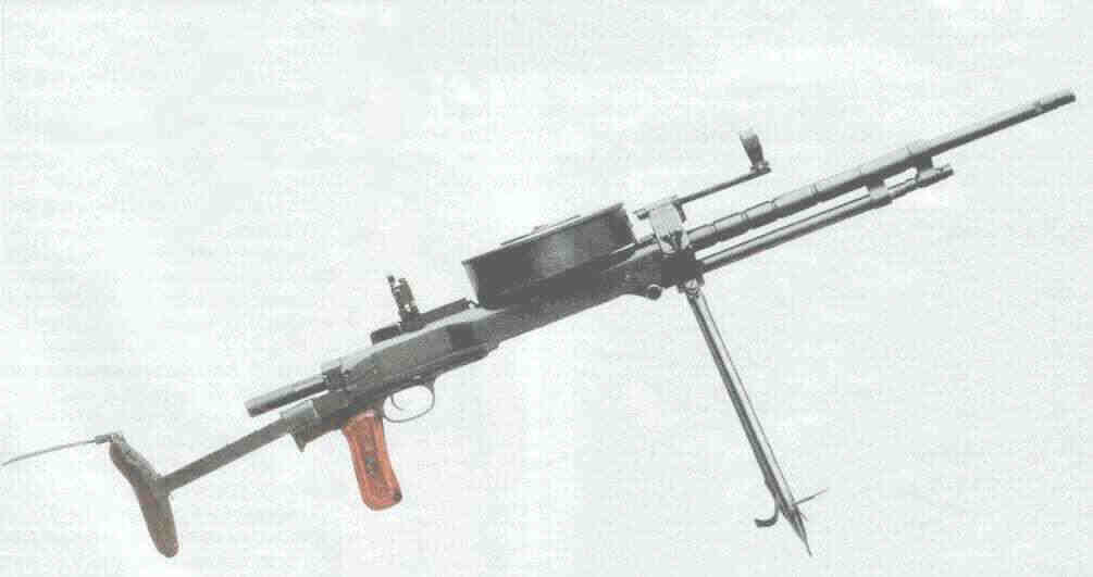 Танковый вариант пулемета Дегтярёва - ДТ, принятый на вооружение в 1929 году. Пулемёт комплектовался сошкой с мушкой и мог использоваться в пехотном варианте. Вместимость магазина ДТ - 63 патрона.